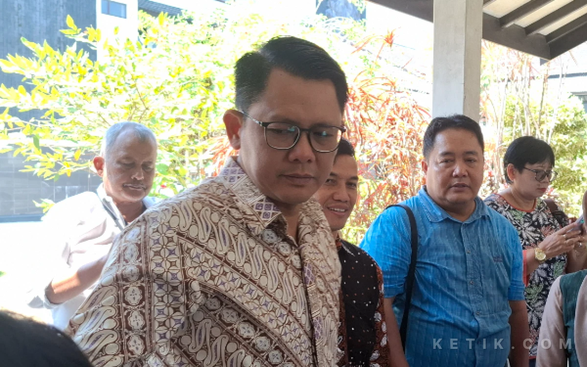 Foto Wabup Sleman Danang Maharsa (kacamata) memberikan keterangan kepada wartawan usai menghadiri acara Gebyar TJSP Merdeka Tahun 2026 di Pendopo Parasamya Kabupaten Sleman, Rabu 12 Agustus 2026. Dalam kesempatan tersebut, Pemkab Sleman bersama Forum TJSP menyalurkan bantuan senilai total Rp6,7 miliar bagi masyarakat. (Foto: Fajar R/Ketik.com)