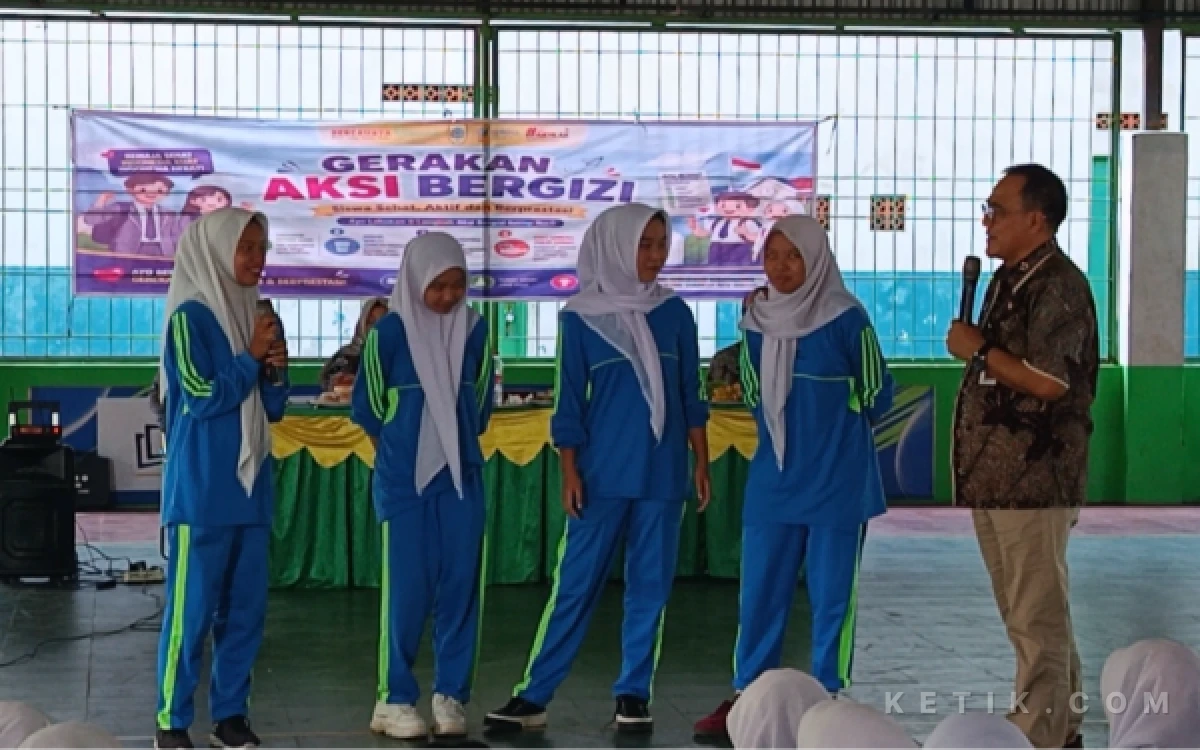 Foto Wakil Bupati Pemalang Nurkholes Memberikan Pertanyaan kepada tiga Siswi SMK Islam Nusantara Comal saat acara Gerakan Aksi Bergizi, 30 Juli 2026 (Foto: Slam/ketik.com)
