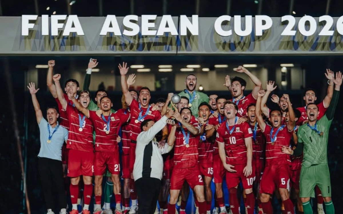 Thumbnail Berita - Ajax Amsterdam Ikut Ucapkan Selamat, Maarten Paes Jadi Sorotan Usai Indonesia Juara
