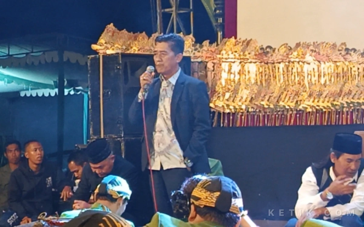 Thumbnail Berita - Hadiri Sedekah Bumi di Desa Kesesirejo, Legislator Siswanto Sebut Wayang Kulit Budaya Lokal yang Diakui Dunia
