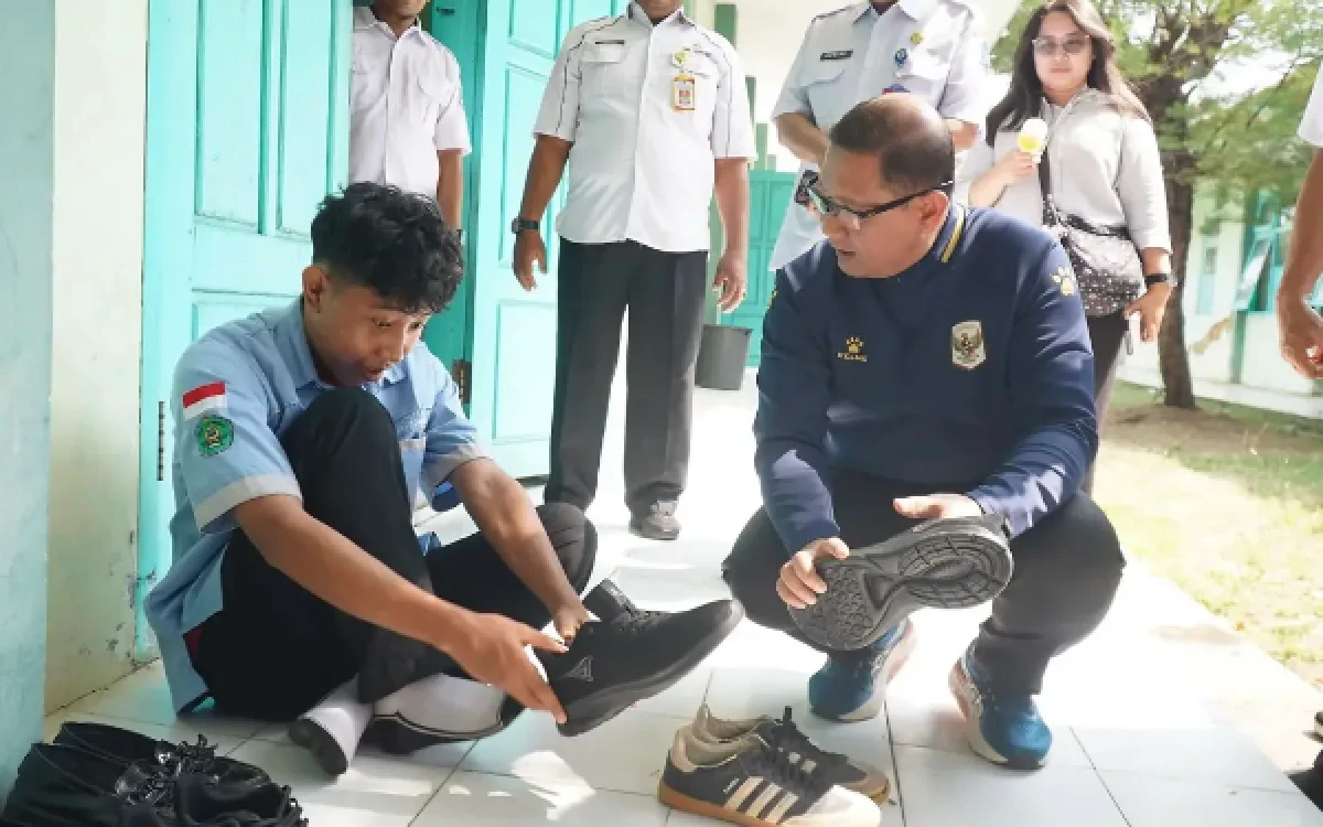 Thumbnail Berita - Tunjukkan Kepedulian Untuk Murid! Kadindik Jatim Tukar Sepatu Rusak dengan Sepatu Baru