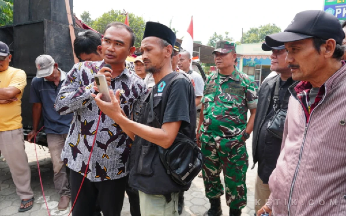 Thumbnail Berita - Anggota DPRD Brebes Pamor Wicaksono Redam Aksi Demo FMPK di Balai Desa Karangsembung