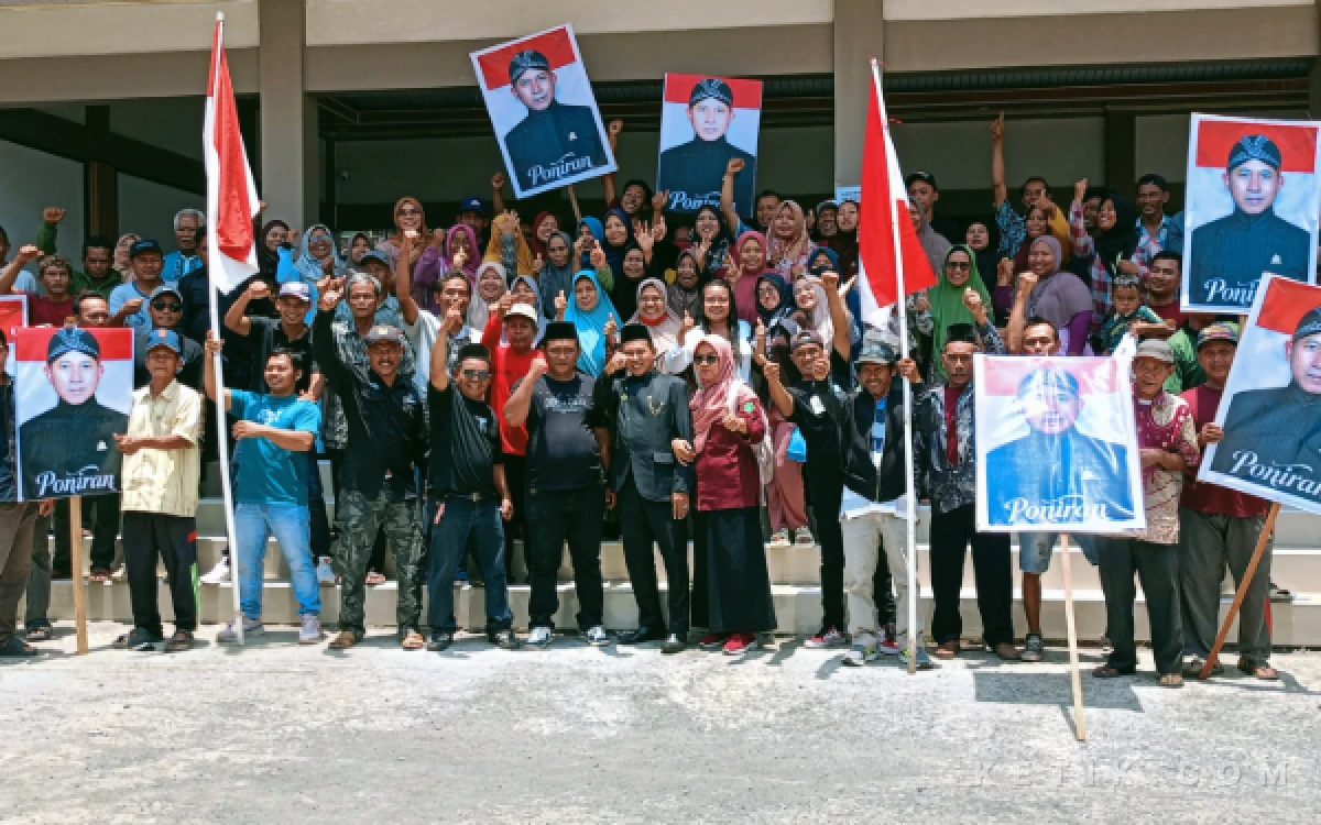 Foto Poniran Bacalon Kades Slarang foto bersama pendukungnya usai mendaftar Pilkades di Balai Desa Slarang. (Foto: Nani Eko/ketik.com)
