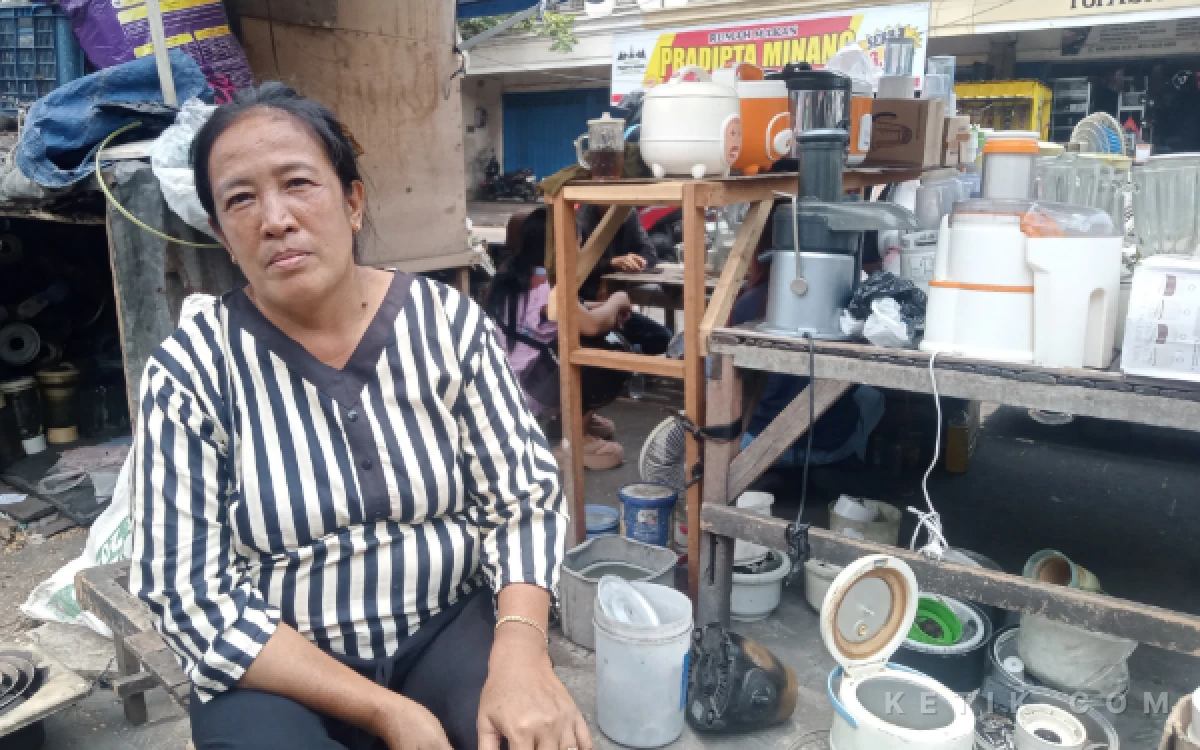 Thumbnail Berita - Dari Kipas hingga Blender Bekas, Siti Maimunah Mengais Rezeki di Pasar Comboran Kota Malang Selama 28 Tahun