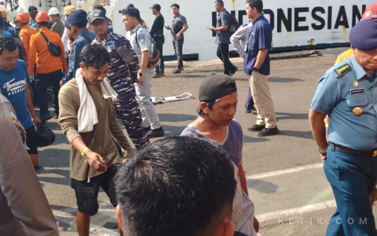 Thumbnail Berita - Ditpolairud Polda Jatim Usut Penyebab Kebakaran KMP Mutiara Sentosa II, Periksa 7 Saksi