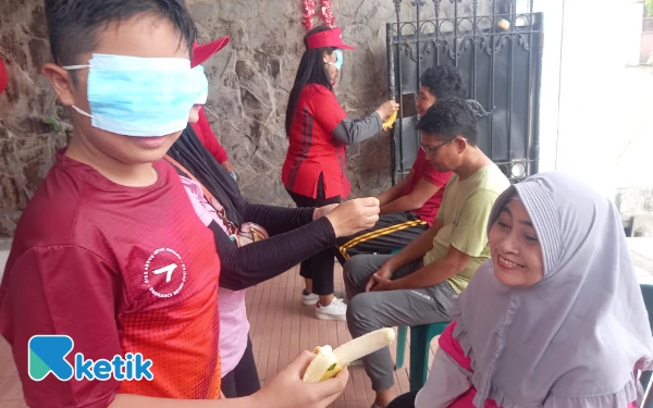 Thumbnail Berita - Gelak Tawa Warnai Lomba Suap Pisang dan Joget di Perumahan Jemursari Utara