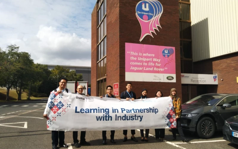 Dua Mahasiswa PENS Berkesempatan Magang di Inggris 