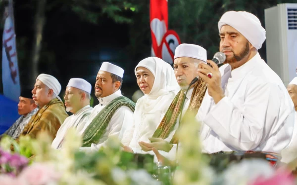Thumbnail Ikut Surabaya Bersholawat, Khofifah: 10 November Bukti Perjuangan Kaum Santri