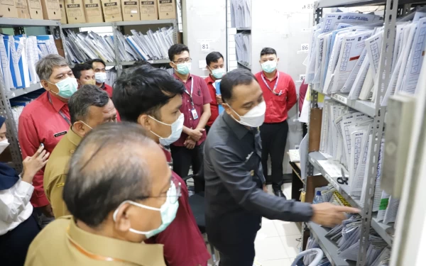 Lelet Tangani Pasien, Eri Cahyadi Murka di RS Soewandie 