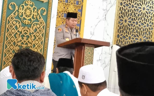 Thumbnail Jumatan di Masjid Akbar Surabaya, Kapolda Jatim Terima Curhatan Jemaah