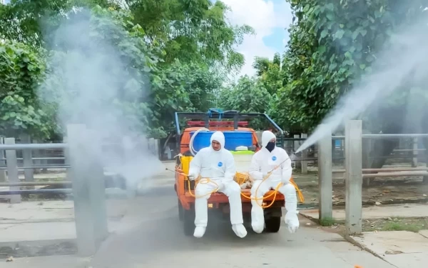 Thumbnail Satgas PMK BPBD Jatim Perketat Penyemprotan Disinfektan Pada Hewan