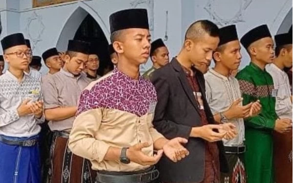 Ribuan Santri Gontor Salat Ghaib untuk  3 Ustaz yang Meninggal Kecelakaan