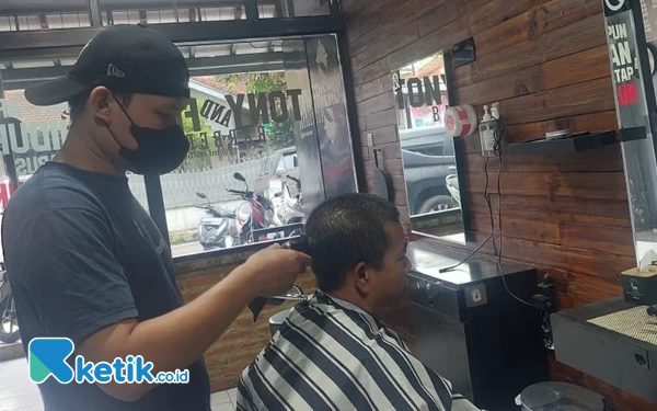 Sederhananya Bupati Bandung Saat Bercukur Rambut