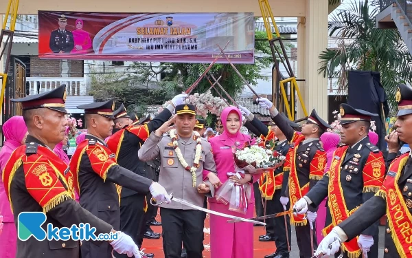 Pedang Pora Warnai Penyambutan Kapolres Baru Jember