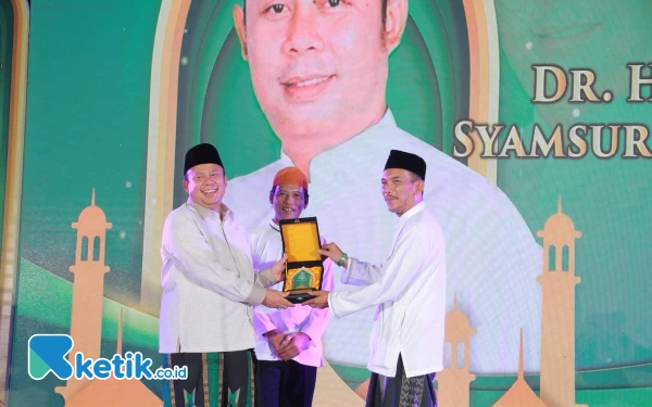 Ketua Fraksi PKB DPR RI dan Bupati Bandung Raih Penghargaan Komunitas Alumni Cipasung