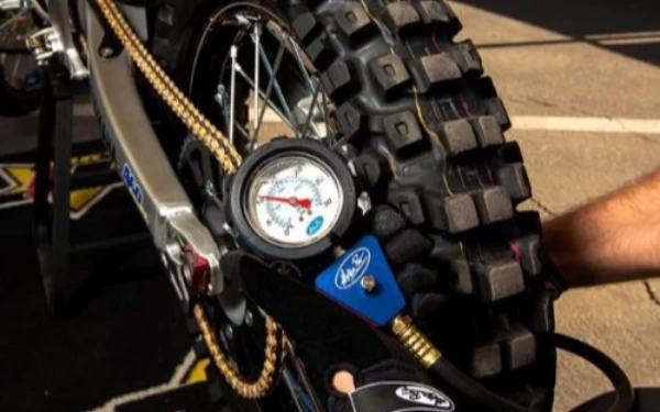 Berapa Tekanan Ban Motor Ideal? Yuk Cek di Sini