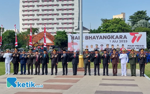 [Berita Foto] Momen Perayaan Hari Bhayangkara Ke-77 di Gedung Negara Grahadi