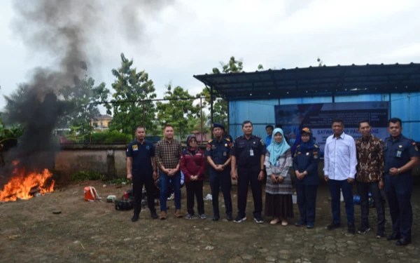 Satwas SDKP Palembang Memusnahkan Alat tangkap Terlarang