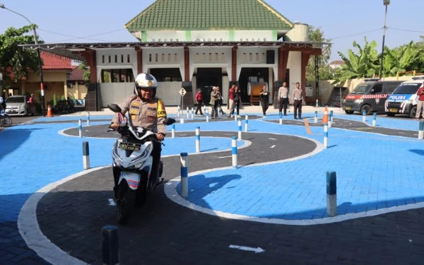 Pastikan Layanan Presisi, Kapolres Ngawi Sidak Layanan SIM dan Coba Lintasan Ujian Praktik, Ini Hasilnya