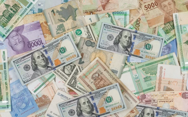 Mengawali Perdagangan Pekan Ini, Rupiah Melemah di Angka Rp15.248