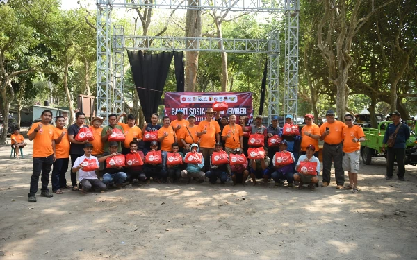 Jangkau Pemukiman Terpencil, Main Jember Offroad Bagikan Bantuan Sosial