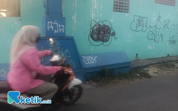 Aksi Corat-Coret Merusak Bangunan Cagar Budaya dan Keindahan Kota Surabaya