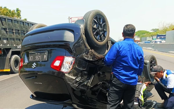 Thumbnail Diduga Mengantuk, Suzuki Ignis Terbalik di KM 754 Tol Surabaya-Gempol