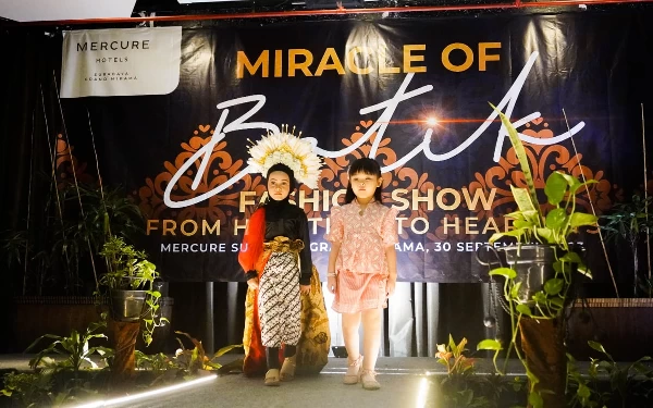 Thumbnail Anak-Anak Heartists Mercure Surabaya Grand Mirama Meriahkan Miracle of Batik Fashion Show