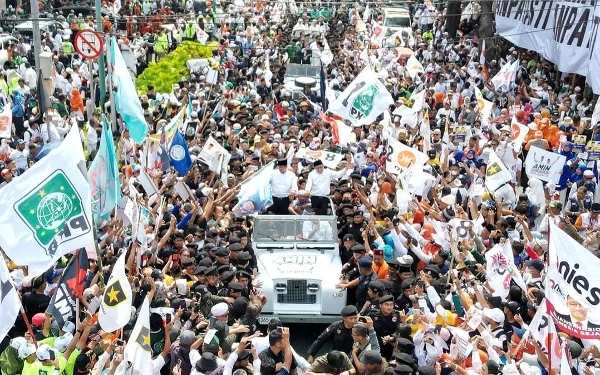 Thumbnail Dahsyat! Lautan Manusia Antarkan Pendaftaran Anies-Muhaimin ke KPU