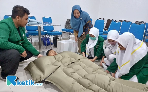 Thumbnail Agar Tak Hipotermia, Lima Mahasiswa D3 Keperawatan Unusa Bikin Selimut Heating Blanket