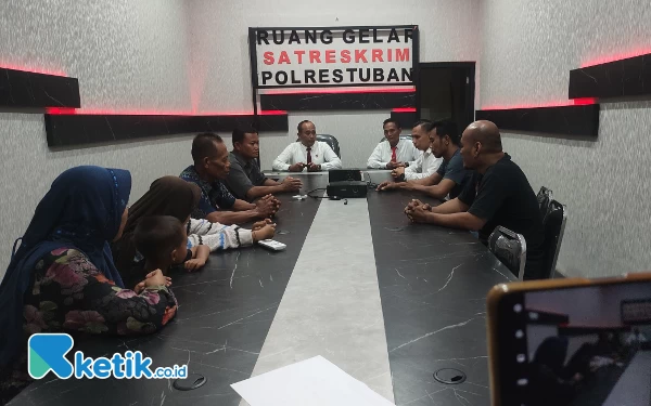 Bawa 2 Anak Yatim, Istri Perangkat Desa Korban Pembunuhan Datangi Mapolres Tuban