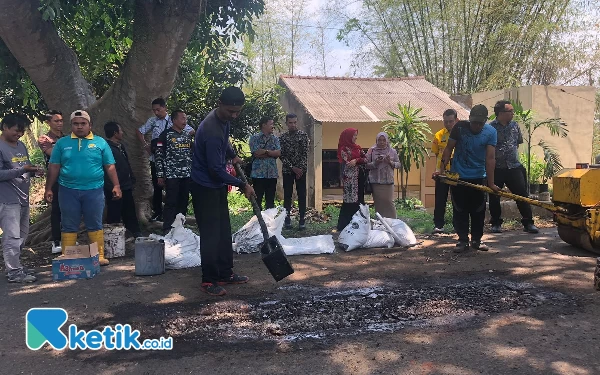 Tanpa Pemberitahuan, Pj Bupati Bondowoso 'Sidak' Jalan Berlubang di Pasar Pujer