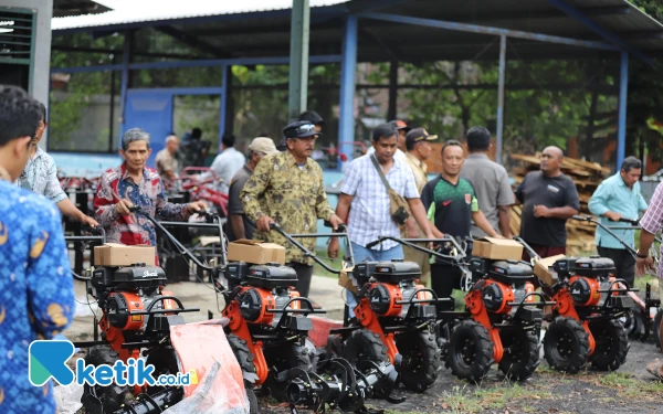 Thumbnail Hasanuddin Wahid Salurkan Bantuan Alsintan ke Kelompok Tani di Malang