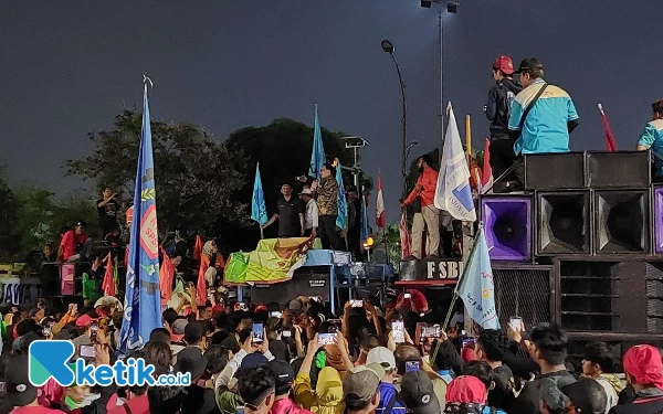 Dok! Khofifah Tetapkan UMK Jatim 2024, Ini Daftarnya