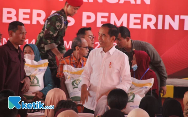 Thumbnail Warga Kota Malang Antusias Dapat Sembako dari Presiden Jokowi