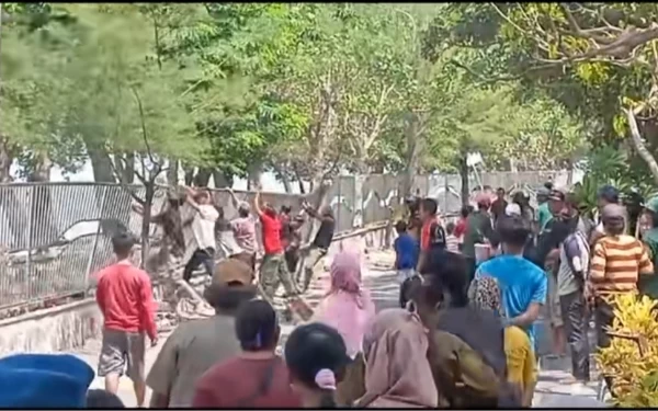 PKL Pantai Kenjeran Rusak Pagar Hingga Blokade Jalan, Ini Komentar Warganet