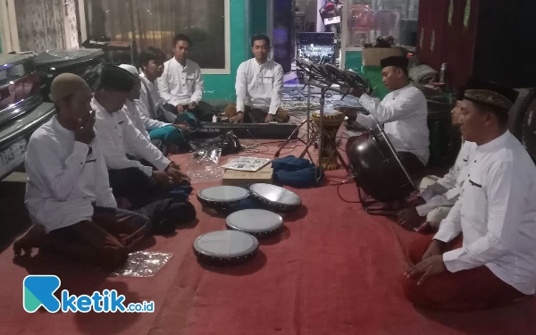 Perkuat Eksistensi Kearifan Lokal, Pokmas Delima Terima Bantuan Alat-alat Hadrah