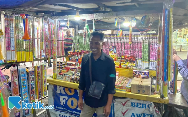 Senyum Sumeringah Pedagang Kembang Api di Malam Tahun Baru 2024