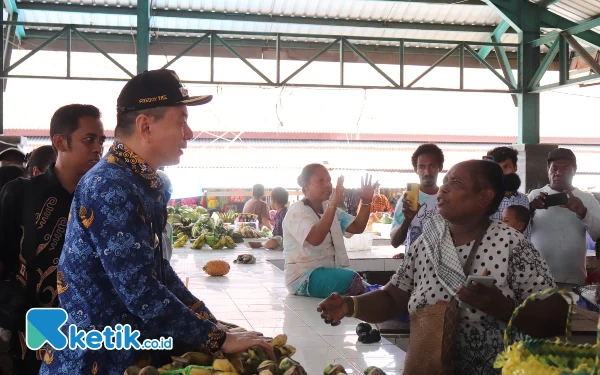 Bupati Freddy Thie Diteriaki 'Lanjut 2 Periode' oleh Pedagang saat Kunjungan ke Pasar Baru Kaimana