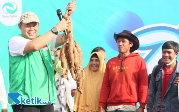 Thumbnail Wujud Terimakasih, Warga Beri Hadiah Kang Cucun Hasil Tani