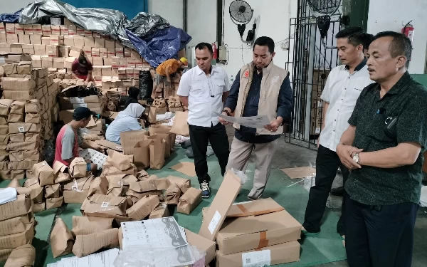 Jelang Coblosan, KPU Jatim Pastikan Kebutuhan Logistik Pemilu 2024 di Jatim Aman