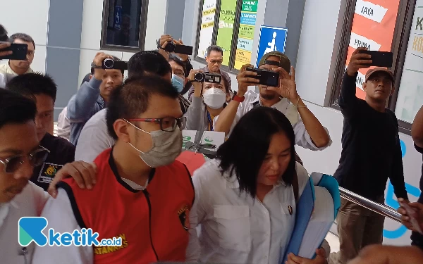 Thumbnail Dilimpahkan ke Kejari Surabaya, Tersangka Ronald Tanur Tetap Ditahan