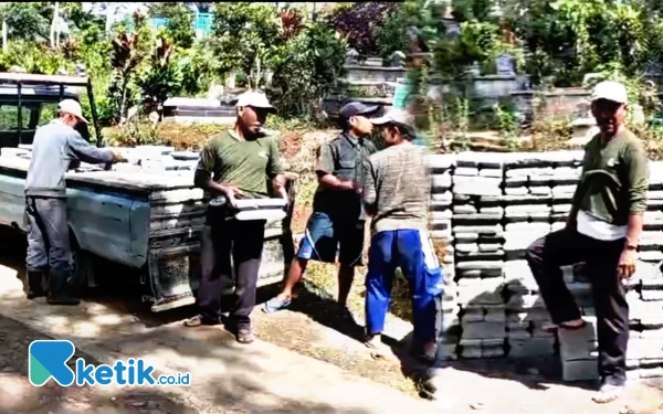 Thumbnail Duet Hikmah Bafaqih dan Cak Udin Bantu Bangun Makam Warga di Dampit Malang