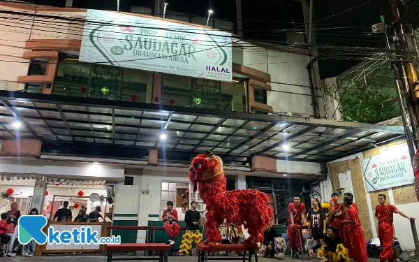 Thumbnail Festival Barongsai Warnai Perayaan Imlek di Toko Bakmie Saudagar Surabaya