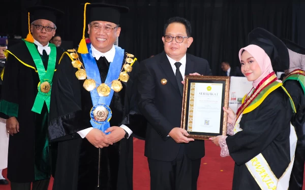 Di Wisuda UPN Veteran Jatim, Pj Gubernur Ajak Kampus Perkuat Daya Saing Talenta Global