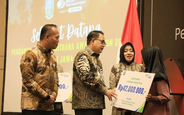 Thumbnail Pj Gubernur Jatim Adhy Karyono Dorong Pemda dan Swasta Maksimalkan Jamsos untuk Perlindungan Pekerja