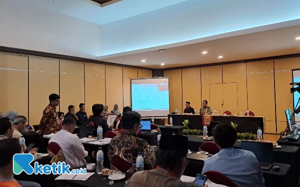 Thumbnail Banyak Interupsi, Rapat Pleno Rekapitulasi Suara di Jember Molor