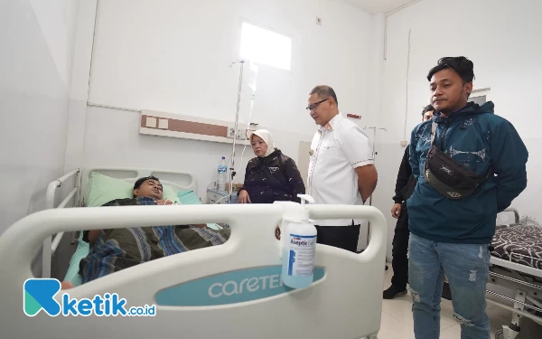 Thumbnail Bentuk Kepedulian, Pj Wali Kota Batu Jenguk Korban Tertimpa Pohon Tumbang