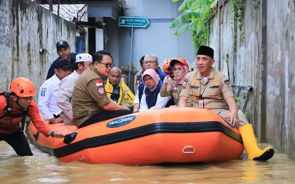 Banjir di Bangkalan, Pj Gubernur Jatim Minta Warga Tak Kembali ke Rumah Hingga Surut