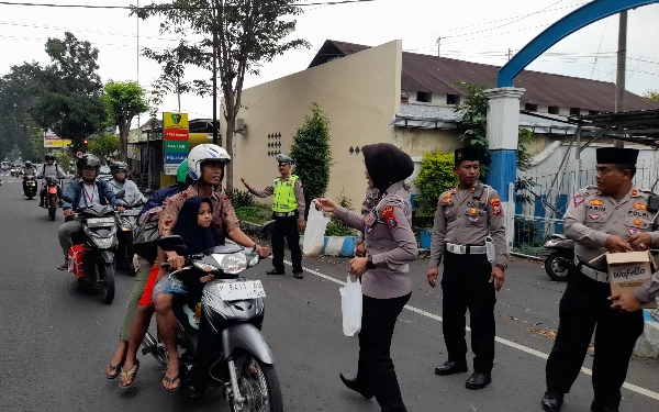 Bagi Takjil Gratis bagi Pengguna Jalan, Satlantas Bondowoso juga Beri Edukasi Taat Berlalulintas